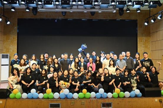 best365中国在线体育树达公司2022级广电编导展映晚会合影。供稿单位供图